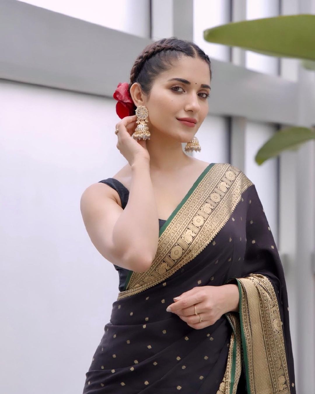 ZIE Shyamosa Black Banarasi Gold Butti ANd Border Saree With Attached Blouse
