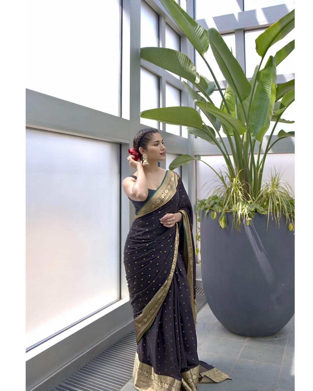 ZIE Shyamosa Black Banarasi Gold Butti ANd Border Saree With Attached Blouse