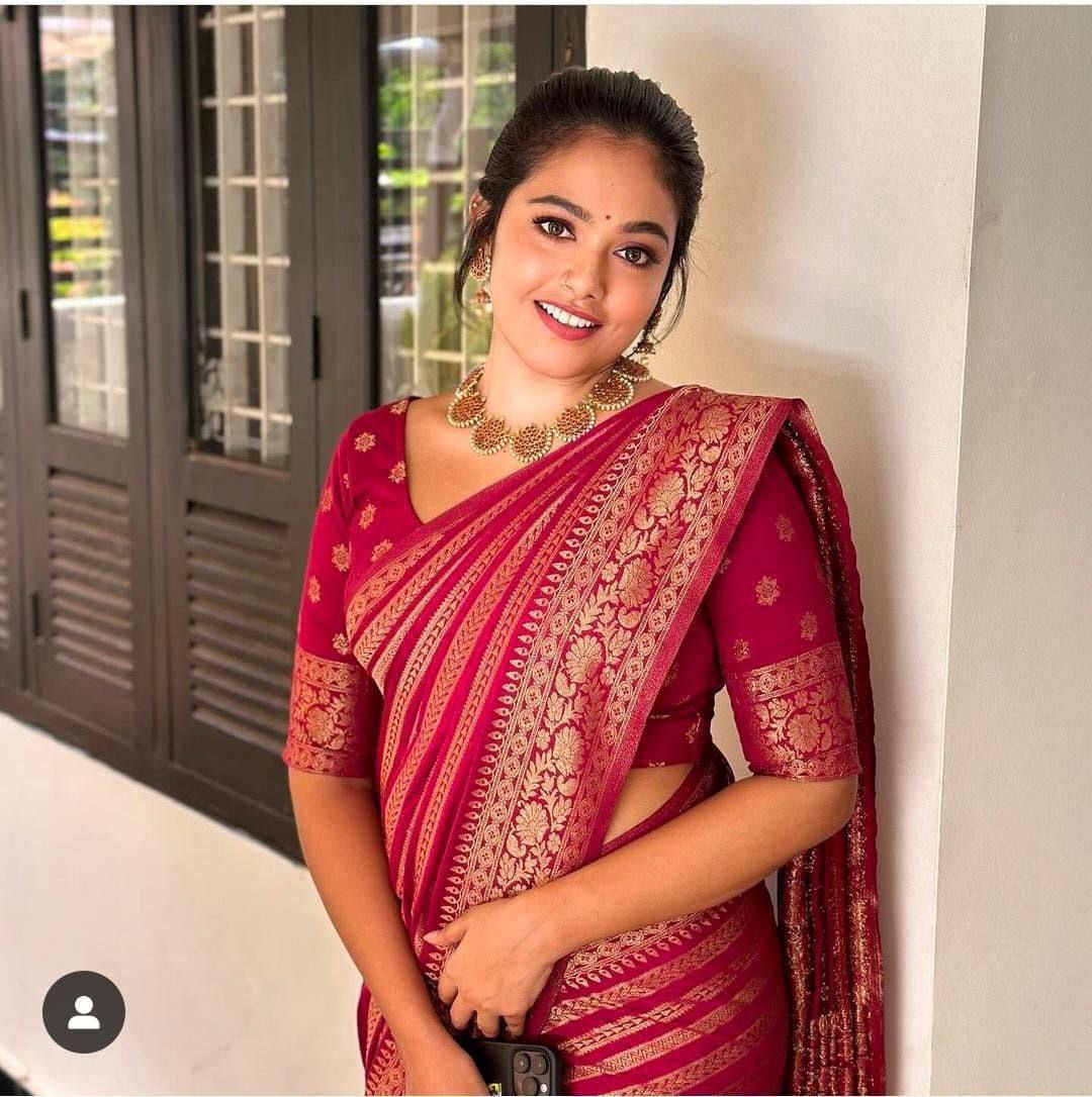 Saanvi – Regal Red Jacquard Silk Saree