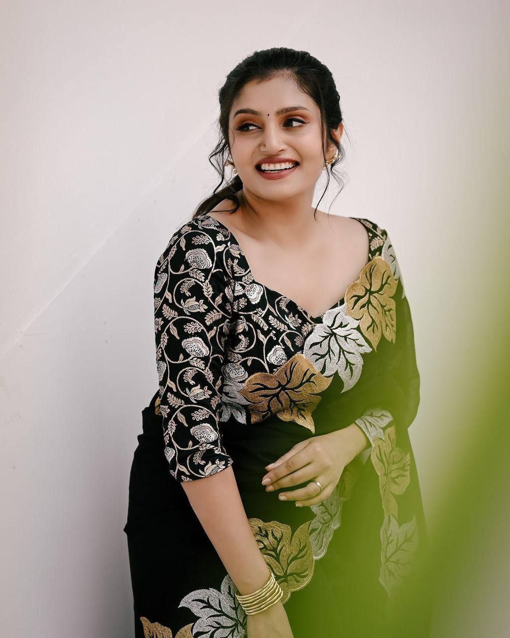 Ishita – Star Georgette Embroidered Saree