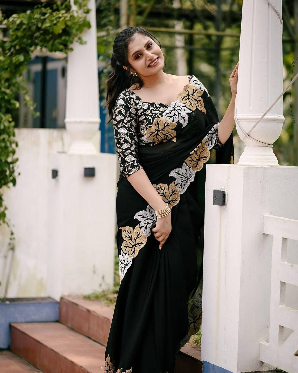 Ishita – Star Georgette Embroidered Saree