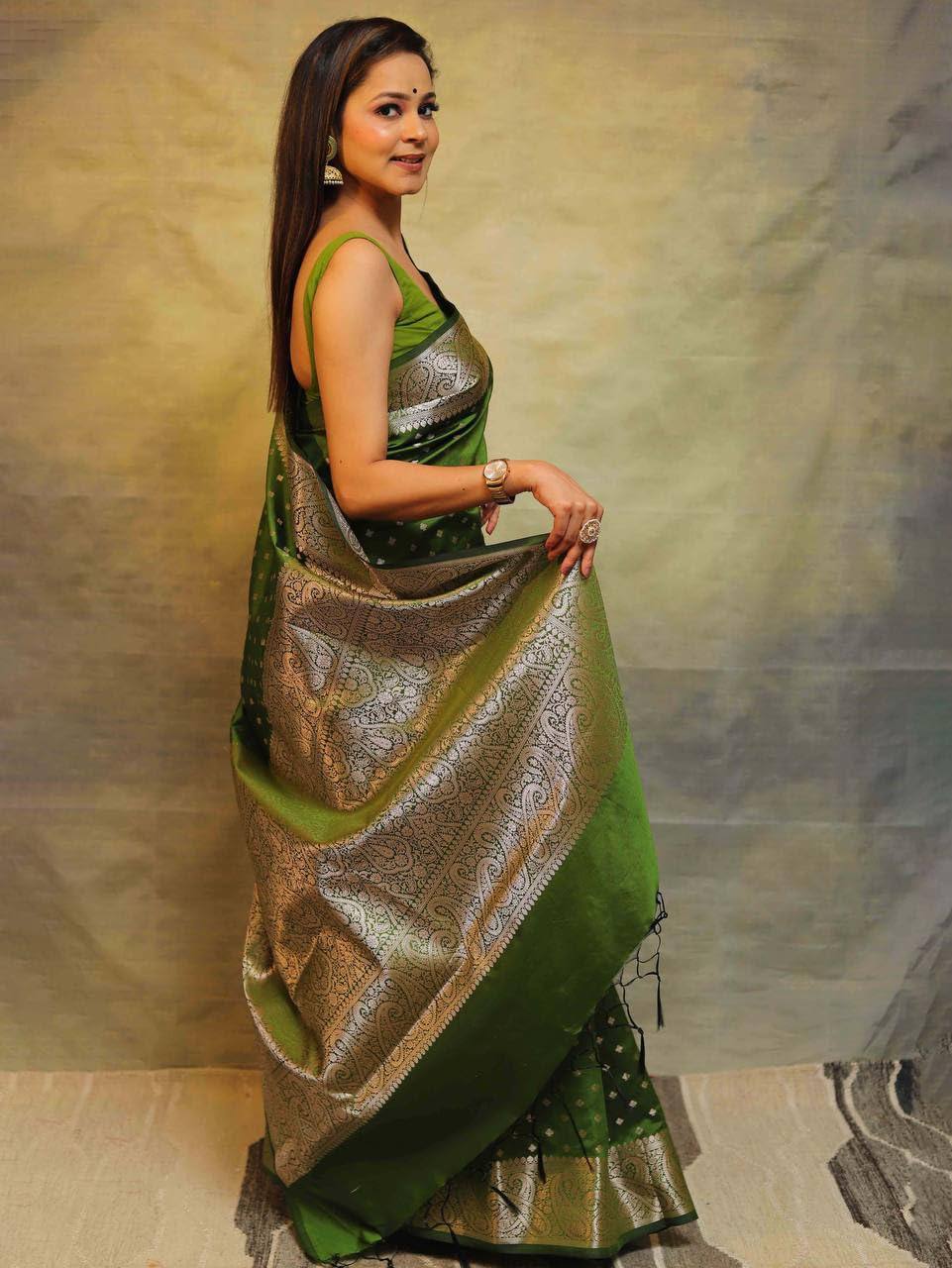 Majestic Green Splendo Banarasi Silk Saree WIth Fabulouse Blouse Piece