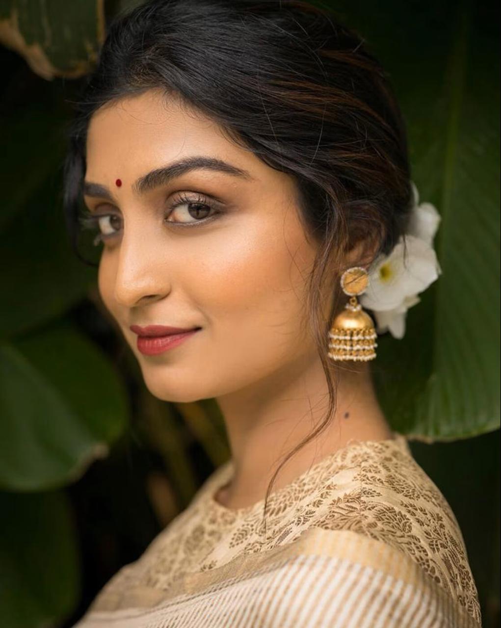 Advika – Gold Zari Weaving Banarasi Soft Silk Saree